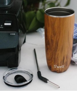 Vaso con tapa S'Well Teakwood, 530 ml.